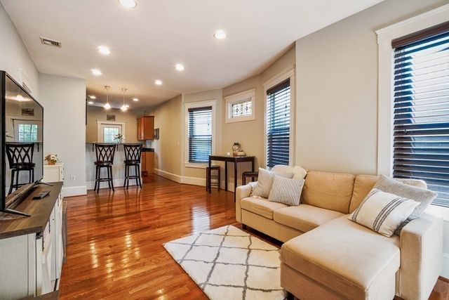 7 Treadway Rd 1, Boston, MA 02125