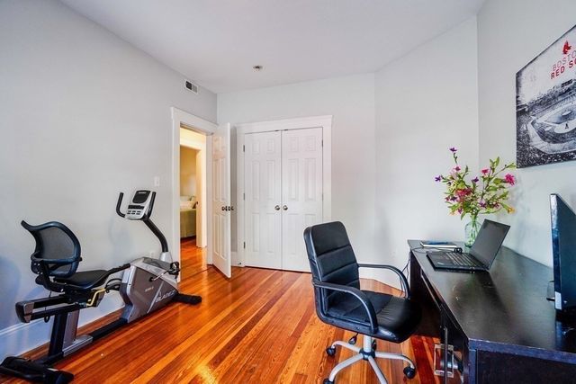 7 Treadway Rd 1, Boston, MA 02125