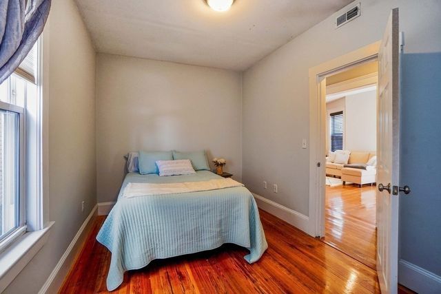 7 Treadway Rd 1, Boston, MA 02125