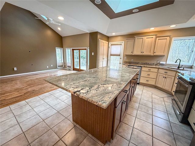 319 Lakewood Dr, Center Twp, PA 16001