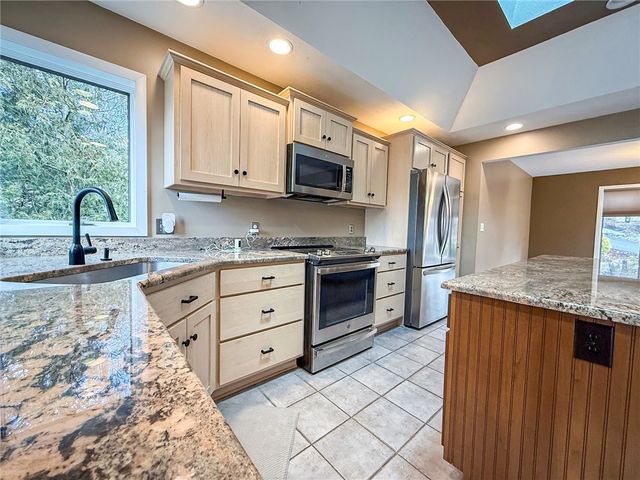 319 Lakewood Dr, Center Twp, PA 16001