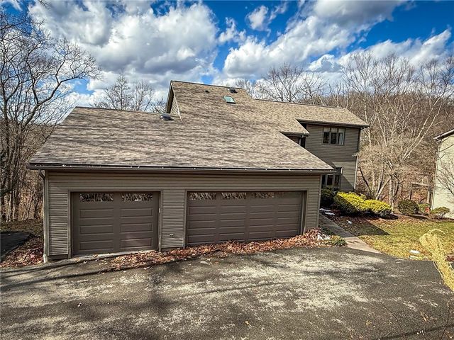 319 Lakewood Dr, Center Twp, PA 16001