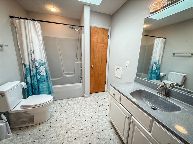 319 Lakewood Dr, Center Twp, PA 16001