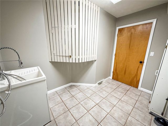 319 Lakewood Dr, Center Twp, PA 16001