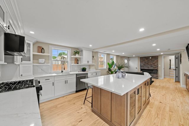 162 High St B, Danvers, MA 01923