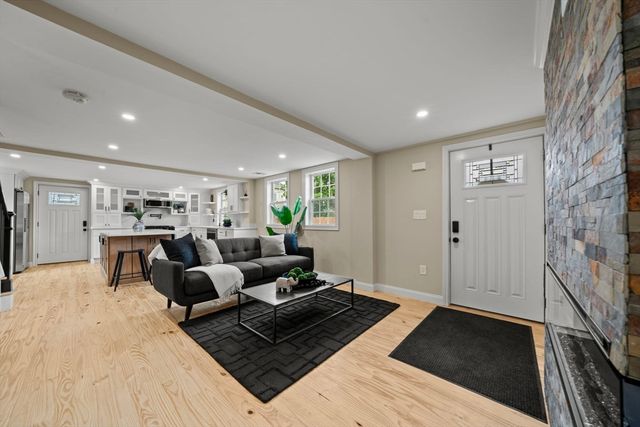 162 High St B, Danvers, MA 01923