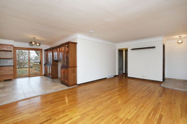 2218 70th Street, Windsor Heights, IA 50324