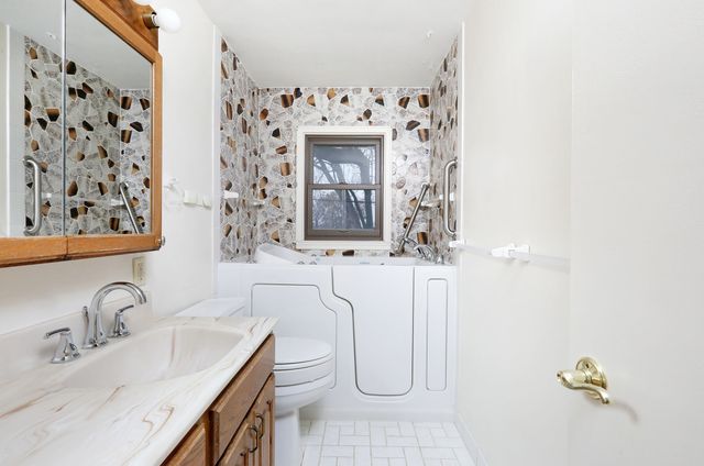 2218 70th Street, Windsor Heights, IA 50324