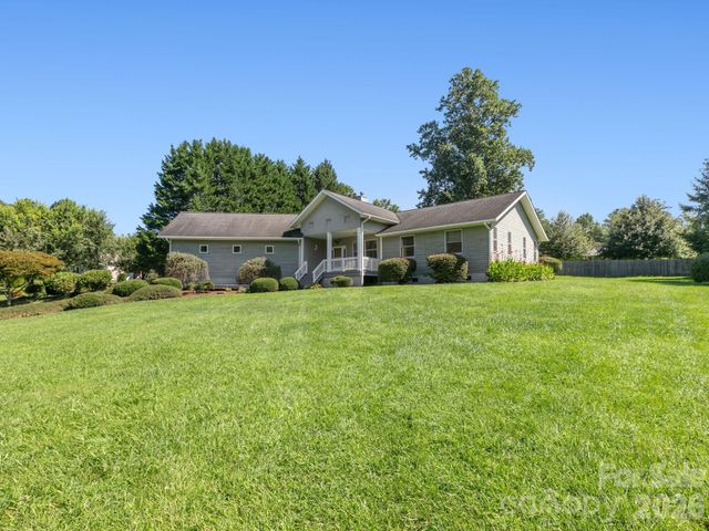 128 Stone House Road, Hendersonville, NC 28739