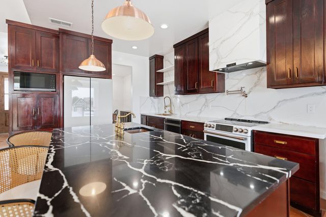 712 2nd Street NE, Rio Rancho, NM 87124