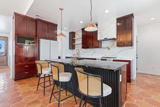 712 2nd Street NE, Rio Rancho, NM 87124