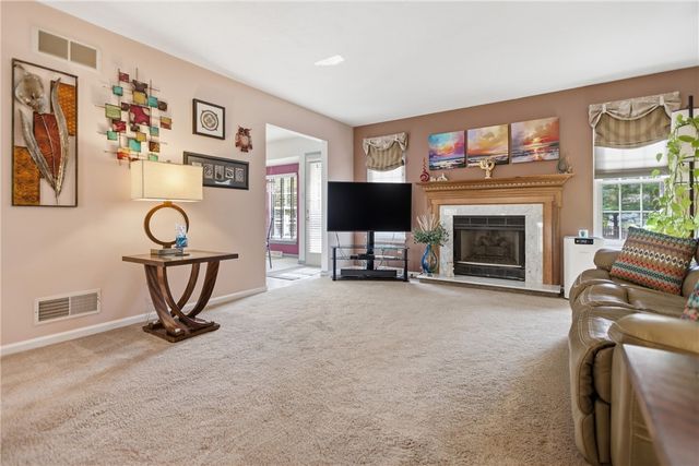 306 Covington Ct, Seven Fields Boro, PA 16046