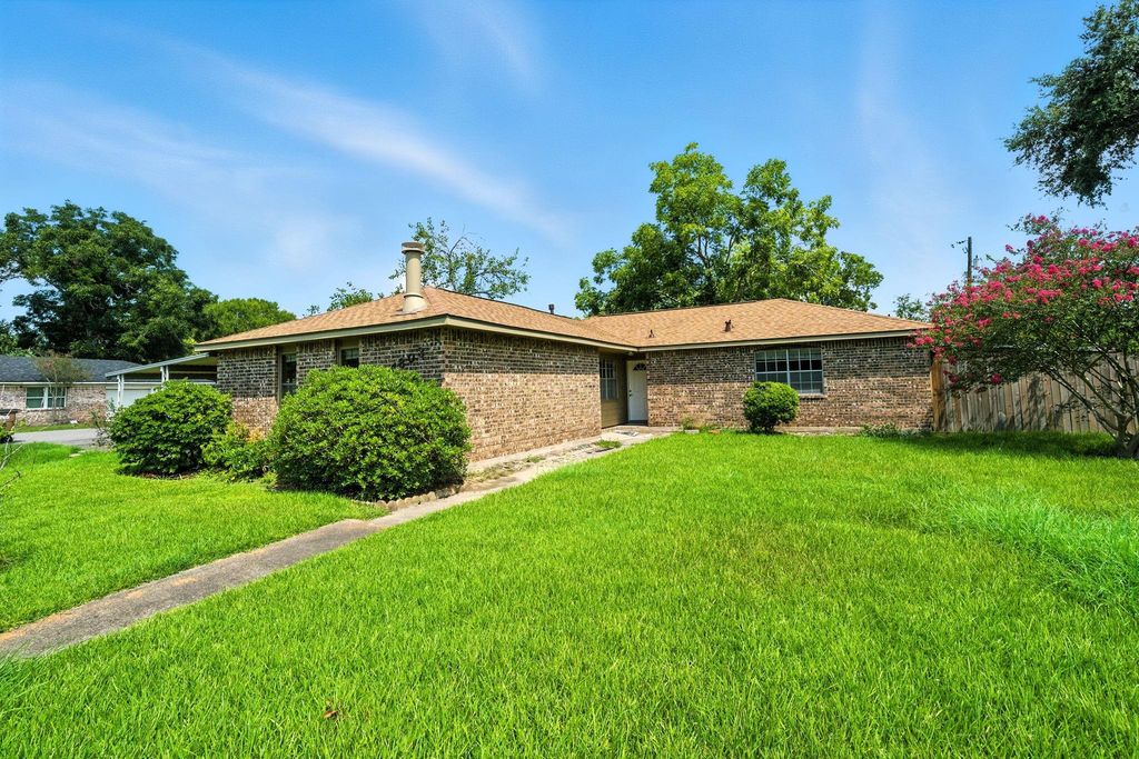 4803 28th Street E, Dickinson, TX 77539