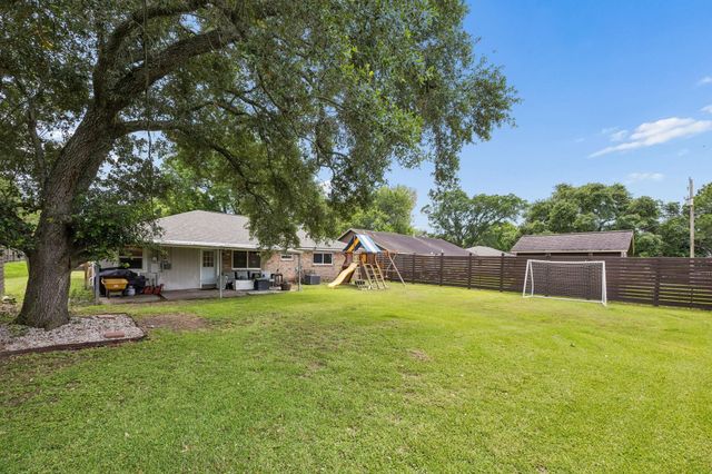 800 Midas Lane, Alvin, TX 77511