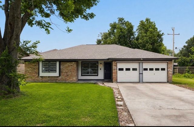 800 Midas Lane, Alvin, TX 77511