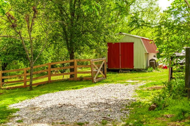 3240 Knob Creek Rd, Columbia, TN 38401