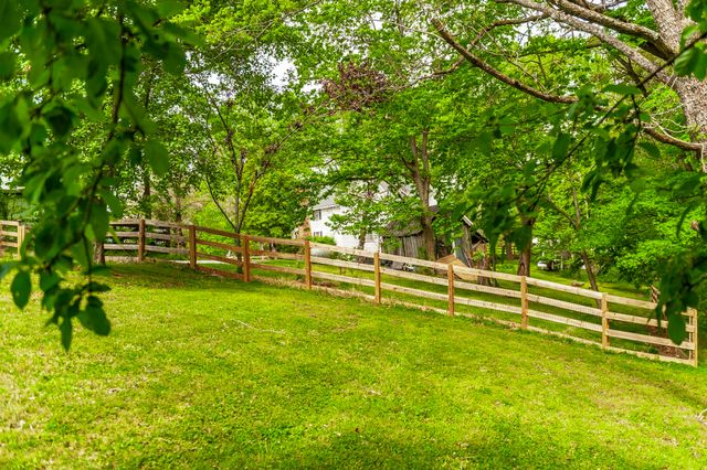 3240 Knob Creek Rd, Columbia, TN 38401