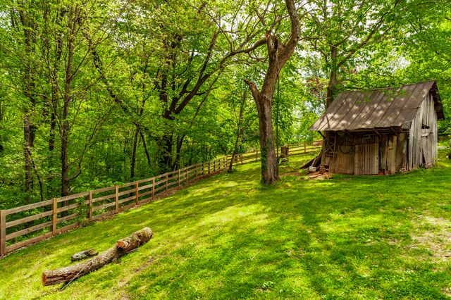 3240 Knob Creek Rd, Columbia, TN 38401