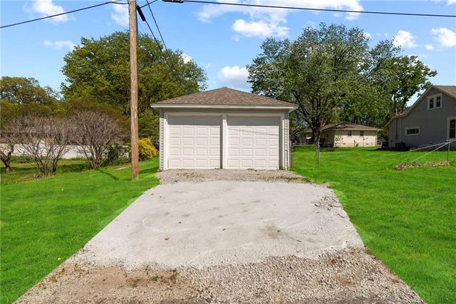 210 Winner Avenue, Gower, MO 64454
