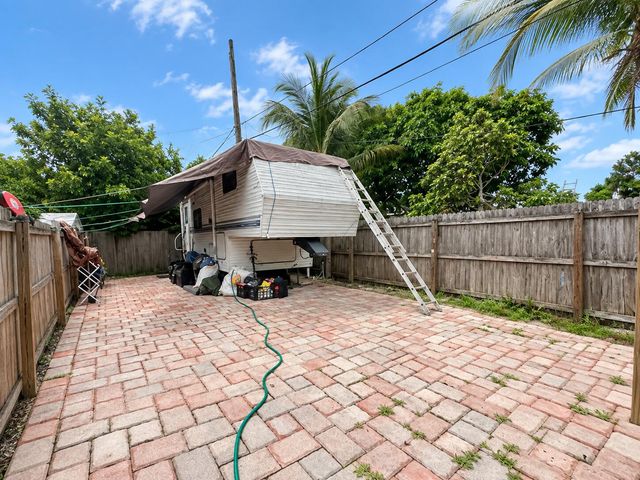 2205 NE 4th Court, Boynton Beach, FL 33435