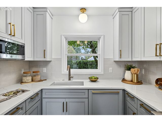 8035 Sw 8TH Ave, Portland, OR 97219