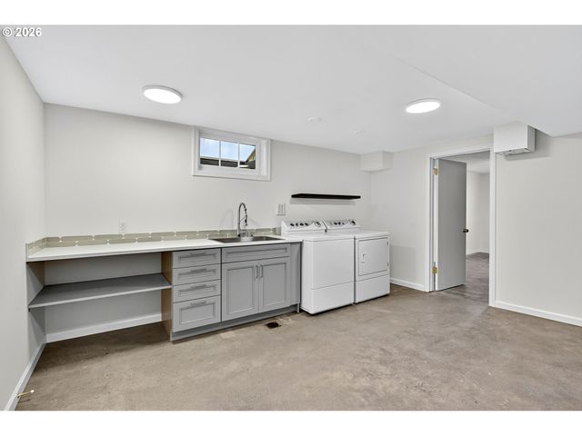 8035 Sw 8TH Ave, Portland, OR 97219