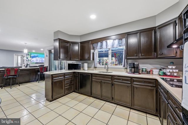 2421 W GREENLEAF ST, Allentown, PA 18104
