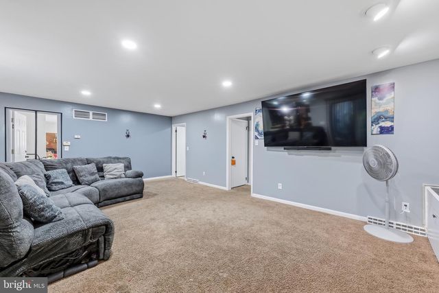 2421 W GREENLEAF ST, Allentown, PA 18104