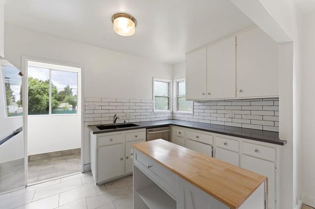 4220 33rd St, Sacramento, CA 95820