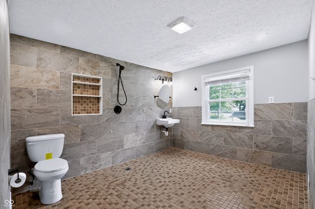 5226 W Southport Road, Indianapolis, IN 46221