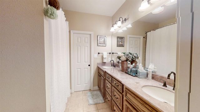 3722 Cove Timber Avenue, Granbury, TX 76049