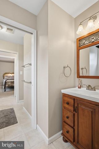 232 MARYLAND AVE, Hamilton, VA 20158
