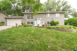 5900 W Westminster Dr, Sioux Falls, SD 57106