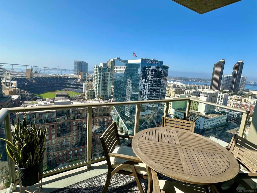 Image 5 of property listing at 800 The Mark Ln 2206, San Diego, CA 92101