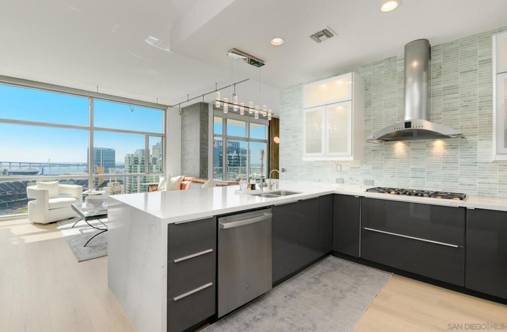 Image 9 of property listing at 800 The Mark Ln 2206, San Diego, CA 92101