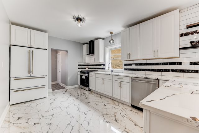 8109 S Marquette Avenue, Chicago, IL 60617