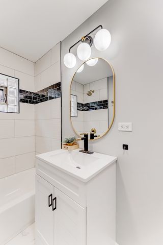 8109 S Marquette Avenue, Chicago, IL 60617