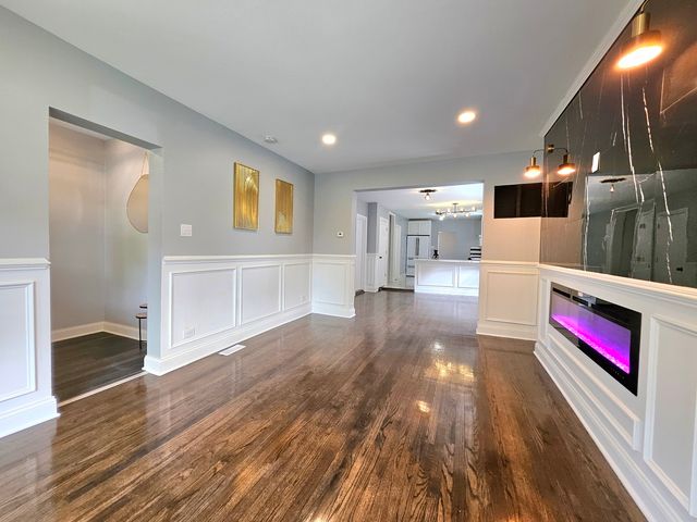 8109 S Marquette Avenue, Chicago, IL 60617