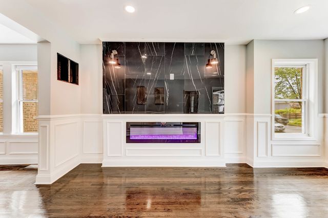 8109 S Marquette Avenue, Chicago, IL 60617