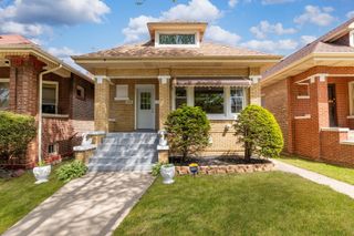 8109 S Marquette Avenue, Chicago, IL 60617