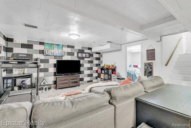 2324 Edwards Street, Grand Blanc, MI 48439