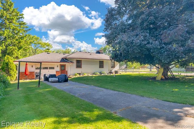 2324 Edwards Street, Grand Blanc, MI 48439