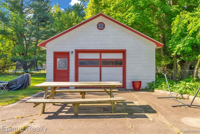 2324 Edwards Street, Grand Blanc, MI 48439