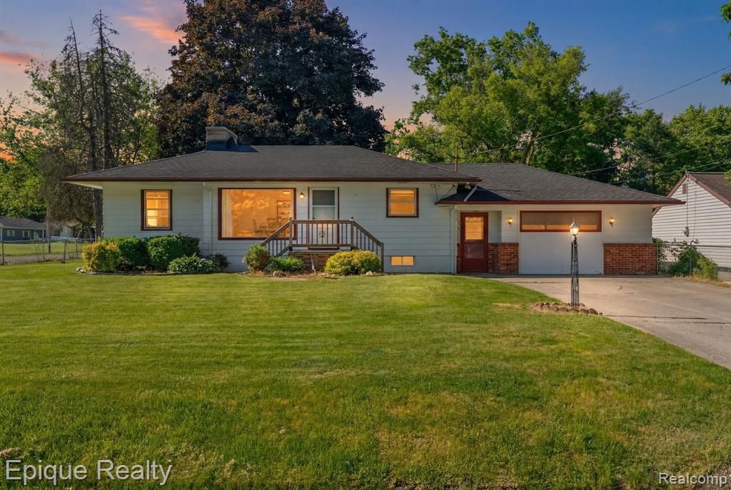 2324 Edwards Street, Grand Blanc, MI 48439