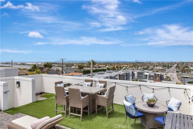 2105 Two Harbors Circle, Costa Mesa, CA 92627