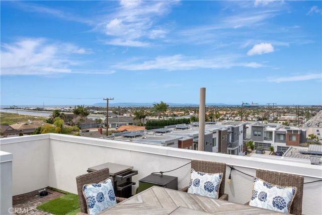 2105 Two Harbors Circle, Costa Mesa, CA 92627
