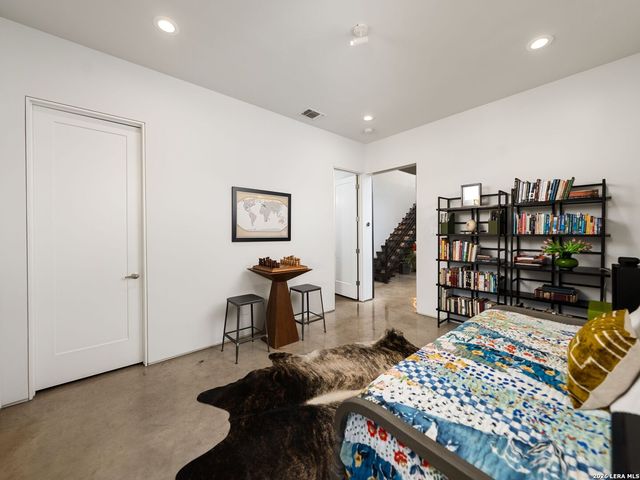 132 Clay, San Antonio, TX 78204