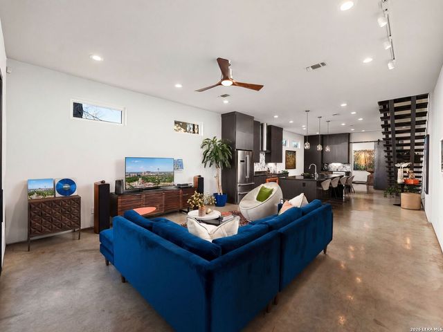 132 Clay, San Antonio, TX 78204