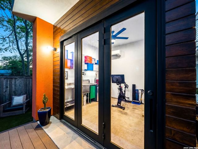 132 Clay, San Antonio, TX 78204