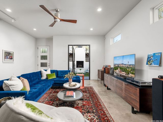 132 Clay, San Antonio, TX 78204